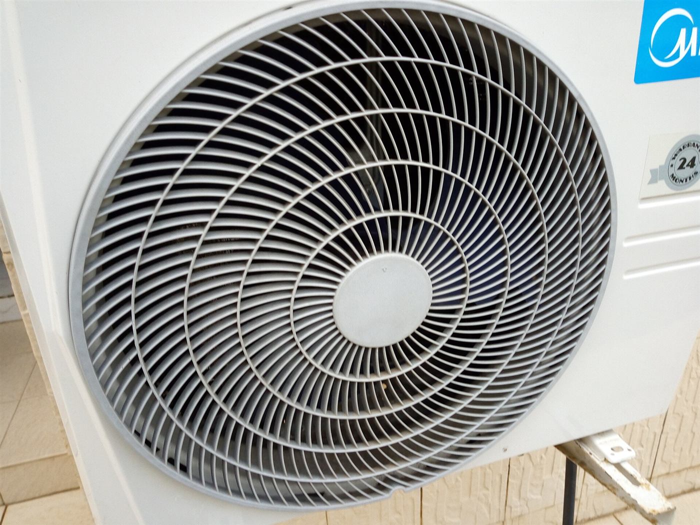 Condensadora de aire acondicionado montada en una pared